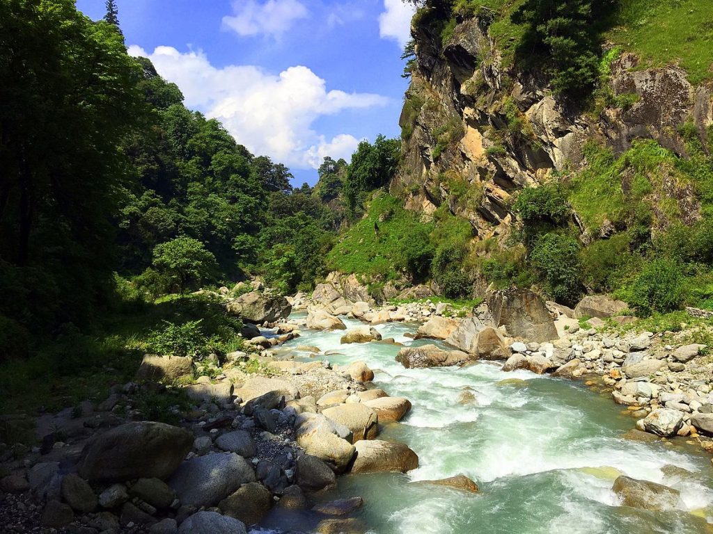 Ankitwadhwa10, CC BY-SA 4.0 <https://creativecommons.org/licenses/by-sa/4.0>, via Wikimedia Commons - Tirthan Valley