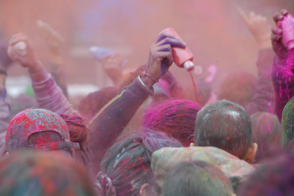 FaceMePLS, CC BY 2.0 <https://creativecommons.org/licenses/by/2.0>, via Wikimedia Commons - Offbeat Holi 