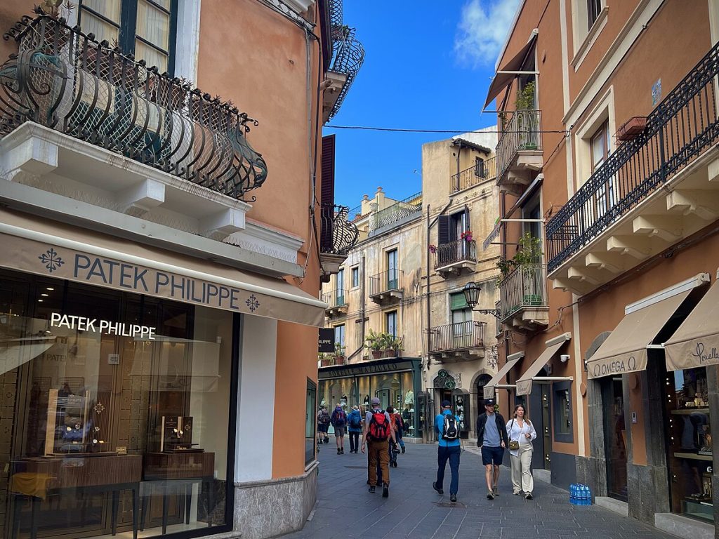 Sharon Hahn Darlin, CC BY 2.0 <https://creativecommons.org/licenses/by/2.0>, via Wikimedia Commons - Taormina Travel Guide