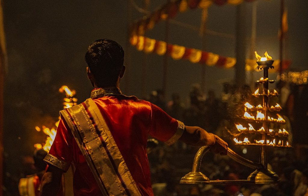 Chandrasen Yadav (Chacky yen), CC BY-SA 4.0 <https://creativecommons.org/licenses/by-sa/4.0>, via Wikimedia Commons - Ganga Aarti in India