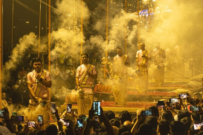 Vimalinarc, CC BY-SA 4.0 , via Wikimedia Commons - Ganga Aarti in India